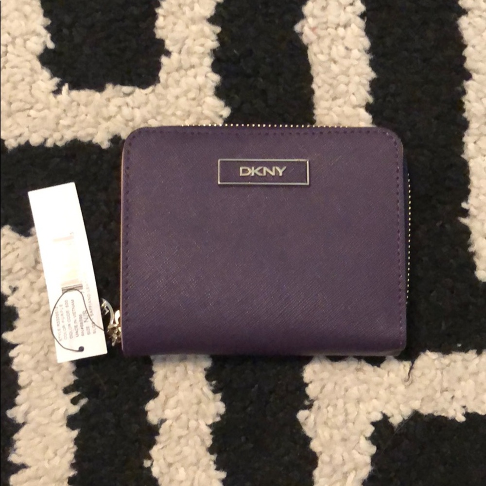 ⭐️⭐️DKNY wallet with tags⭐️⭐️